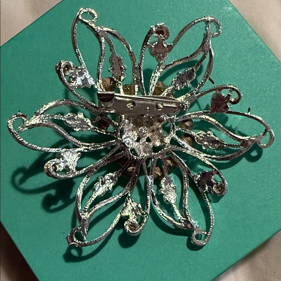 Flower brooch with faux diamonds - Picture 3 of 3